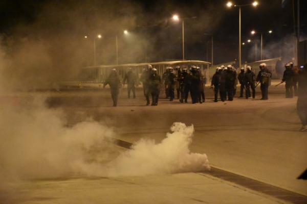 Εκρηκτική η κατάσταση σε Λέσβο, Χίο: Άγρια επεισόδια στα λιμάνια μεταξύ κατοίκων – ΜΑΤ για τα κλειστά Κέντρα