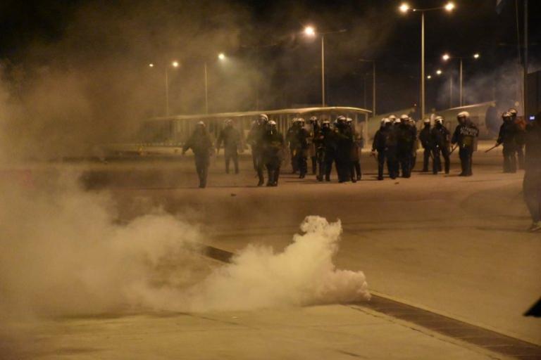 Εκρηκτική η κατάσταση σε Λέσβο, Χίο: Άγρια επεισόδια στα λιμάνια μεταξύ κατοίκων – ΜΑΤ για τα κλειστά Κέντρα
