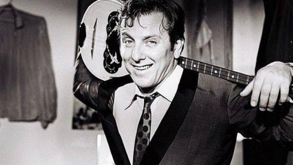 Κώστας Βουτσάς: Όλη η Ελλάδα υποκλίνεται στον μεγάλο κωμικό