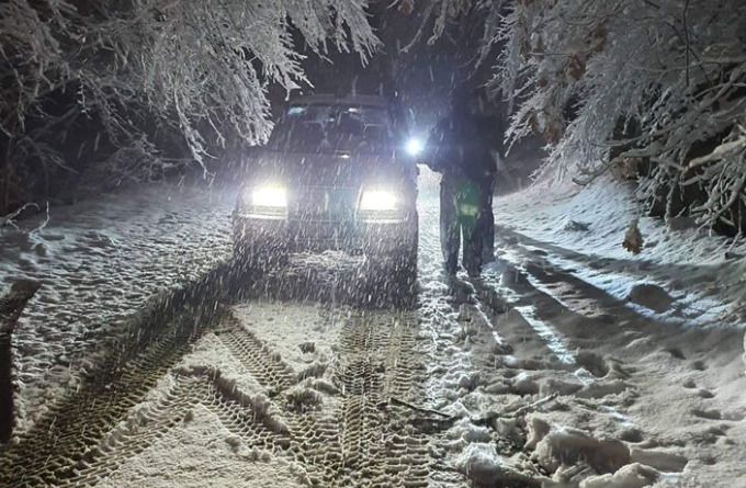 Περιπέτεια για οδηγό που εγκλωβίστηκε από τα χιόνια στον Χορτιάτη – Επιχείρηση διάσωσης
