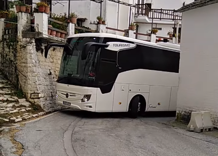 Το λεωφορείο «ξύνει» τοίχους σε σοκάκια του Πηλίου