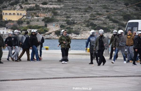 Επεισοδιακή η αναχώρηση των ΜΑΤ από τη Χίο – Εφυγαν σπάζοντας αυτοκίνητα