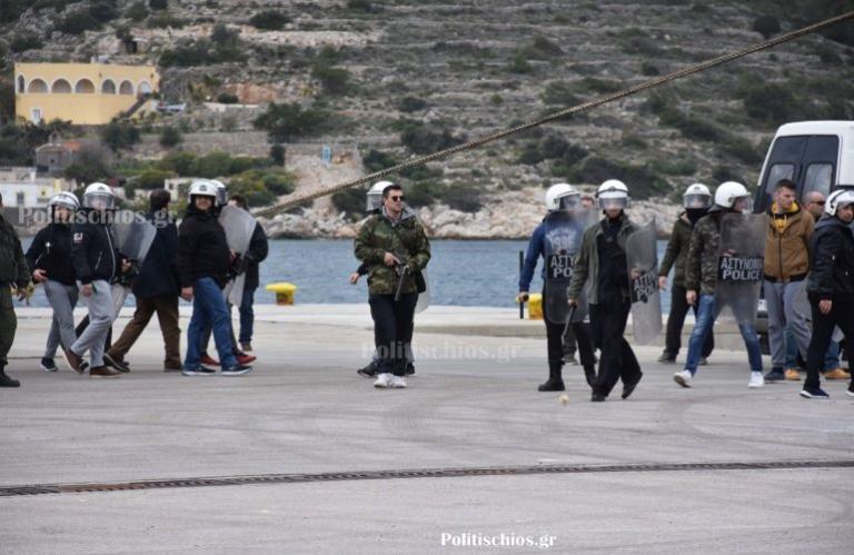 Επεισοδιακή η αναχώρηση των ΜΑΤ από τη Χίο – Εφυγαν σπάζοντας αυτοκίνητα