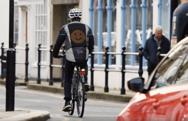 Μπουφάν με emoji δείχνει τη διάθεση του ποδηλάτη και προσφέρει μεγαλύτερη ασφάλεια