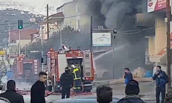Φωτιά σε συνεργείο αυτοκινήτων στον Γέρακα