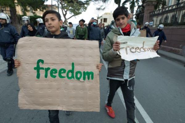 Αντιπολίτευση για προσφυγικό : Η κυβέρνηση μετατρέπει τα νησιά σε φυλακές εγκλωβισμού