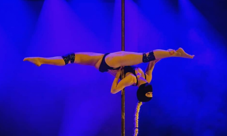 Δείτε το βίντεο: Χορεύτρια συνέχισε να χορεύει αφού έπεσε από 6 μέτρα ύψος