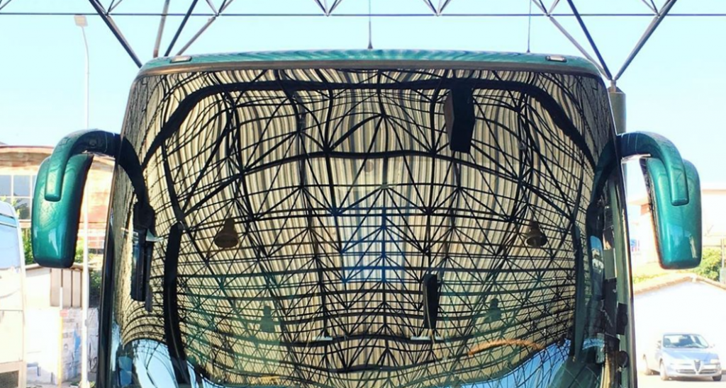 Οδηγός ΚΤΕΛ έστριψε με απίστευτη ακρίβεια σε στενή στροφή