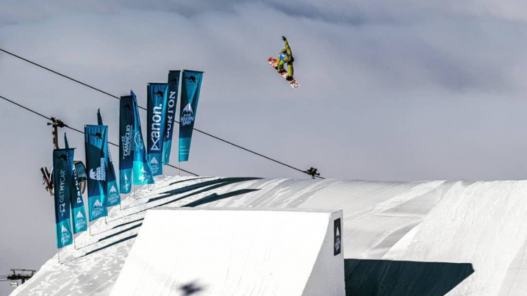 Σκύλος κάνει snowboard σαν «επαγγελματίας»