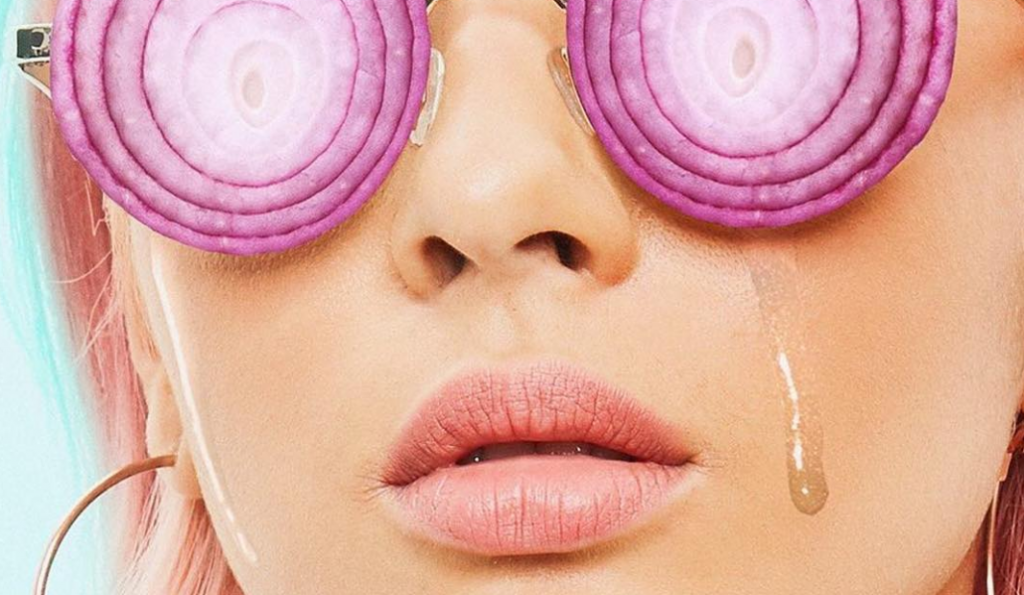 Δείτε πώς να μην κλαίτε όταν καθαρίζετε κρεμμύδια