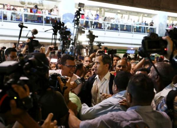 Βενεζουέλα : Επέστρεψε ο Γκουαϊδό – Υποδοχή ήρωα και ξύλο στο αεροδρόμιο