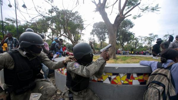 Αϊτή : Διαδηλωτές αστυνομικοί επιτέθηκαν στο αρχηγείο του στρατού – Τουλάχιστον ένας νεκρός