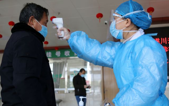 Κοροναϊός : Στα όρια τους οι γιατροί στην Κίνα  - Δεν έχουν χρόνο για διάλειμμα και φοράνε πάνες