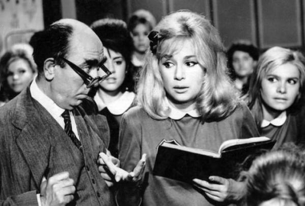 Σχολική ποδιά : Σαν σήμερα καταργήθηκε – Πότε επιβλήθηκε