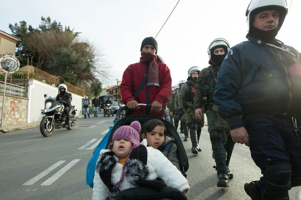 Εγκλωβισμένη στις αντιφάσεις των δικών της εξαγγελιών για το προσφυγικό η κυβέρνηση