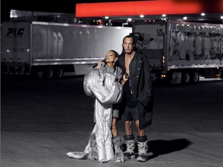Ο Rick Owens λανσάρει την νέα του κολεξιόν σε περιοδεία με λεωφορείο στη Νεβάδα