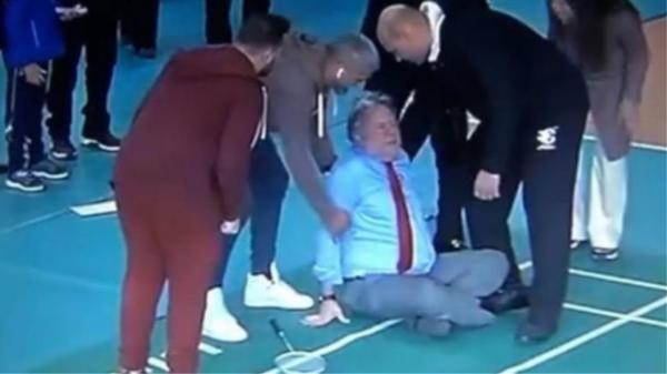 Τούμπα για τον Γιώργο Κατρούγκαλο ενώ έπαιζε… μπάντμιντον