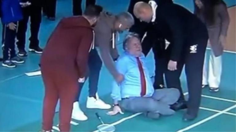 Τούμπα για τον Γιώργο Κατρούγκαλο ενώ έπαιζε… μπάντμιντον