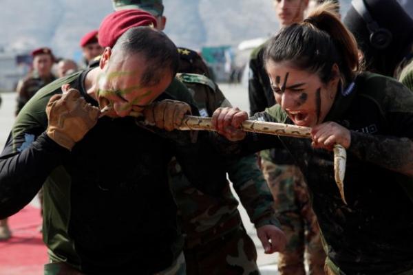 Κουρδιστάν : Οι ατρόμητες μαχήτριες Πεσμεργκά δάγκωσαν φίδια και κουνέλια σε τελετή αποφοίτησης