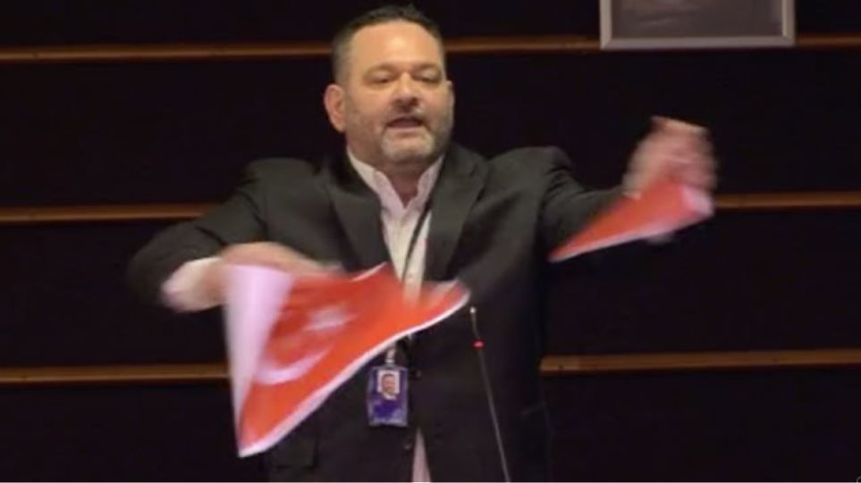Ευρωκοινοβούλιο: «Καμπάνα» σε Λαγό για το σκίσιμο της τουρκικής σημαίας