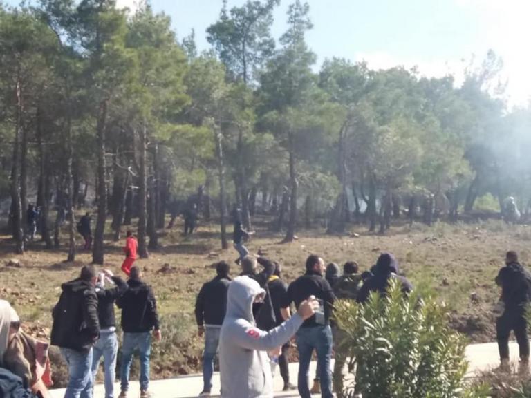 Σοβαρά επεισόδια στο Διαβολόρεμα στη Λέσβο – 43 αστυνομικοί τραυματίες