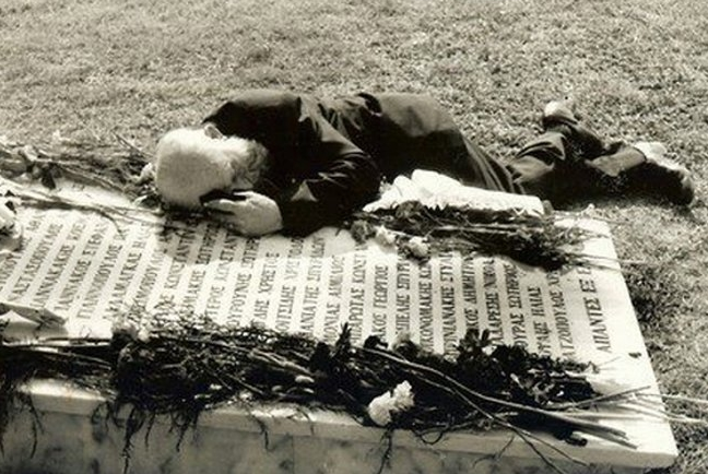 Τύμβος Μακεδονίτισσας : Ο θρήνος του πατέρα για τον πεσόντα στην Κύπρο γιο του