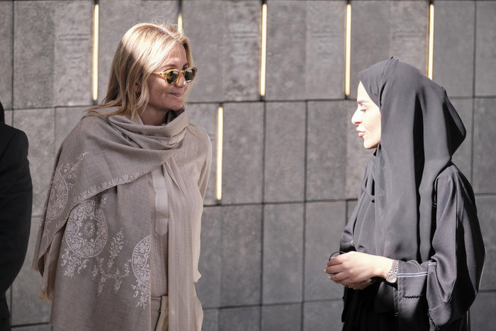 Η Μαρέβα Μητσοτάκη χωρίς μαντίλα στο Άμπου Ντάμπι