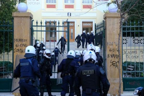 Πολεμικό κλίμα από την παρουσία των ΜΑΤ σε τρία μέτωπα