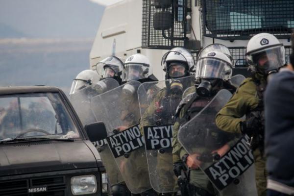 Προσφυγικό: Σημάδια εκτόνωσης στα νησιά – Αποχώρησαν οι δυνάμεις των ΜΑΤ από τη Λέσβο