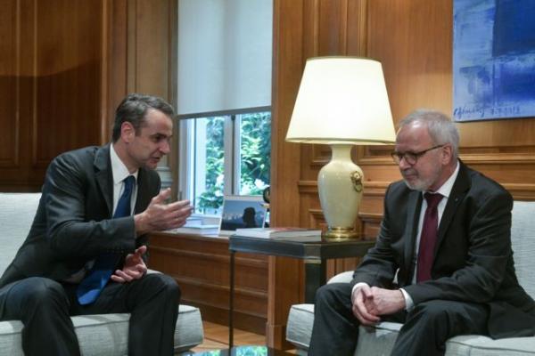 Μητσοτάκης – Χόγιερ: Στο επίκεντρο επενδύσεις και «πράσινη» οικονομία