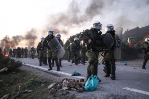 «Πόλεμος» για το Προσφυγικό: Μπλόκα από κατοίκους σε Λέσβο και Χίο, χημικά από τα ΜΑΤ – Αμετακίνητη η κυβέρνηση