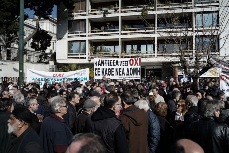 Προσφυγικό: «Να κλείσουν τα ΚΥΤ της ντροπής» – Απομονώθηκαν από τους νησιώτες οι χρυσαυγίτες