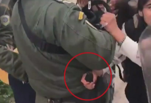 Έκρυθμη η κατάσταση στη Λέσβο – Γυναίκα πήγε να αρπάξει όπλο αστυνομικού