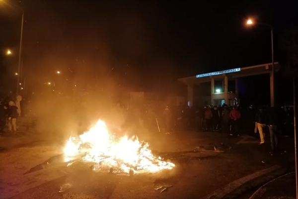 Έκρυθμη η κατάσταση στη Λέσβο – Αστυνομικοί πολιορκούνται από κατοίκους