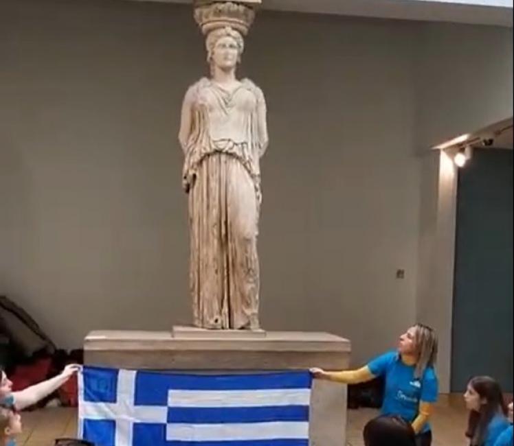 Βρετανικό Μουσείο : Παιδιά από την Κρήτη τραγούδησαν το «Τζιβαέρι» στην... ξενιτεμένη Καρυάτιδα