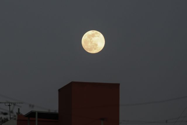 Μαγευτική και παγωμένη : Εντυπωσιακές εικόνες από την πανσέληνο του χιονιού