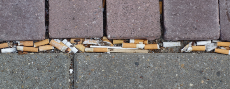 Βέλγιο : Ένας έλληνας δήμαρχος που δεν μασάει – «Τσακίζει» στα πρόστιμα για τα αποτσίγαρα