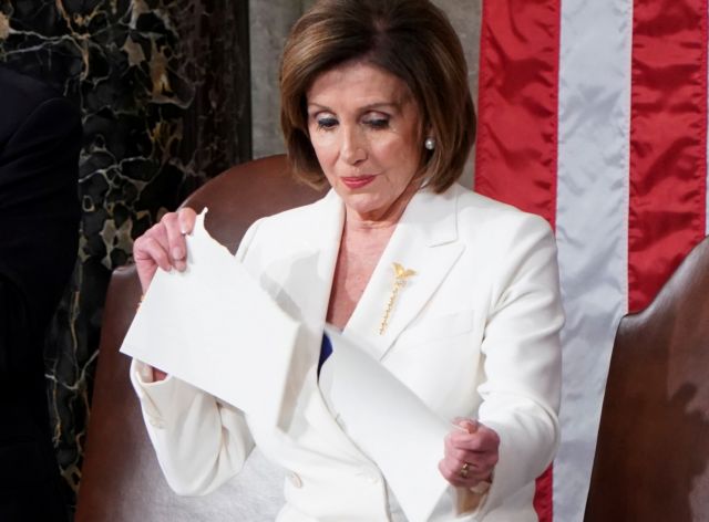 «Πόλεμος» on camera : Ο Τραμπ δεν έδωσε το χέρι του, η Πελόζι έσκισε την ομιλία του