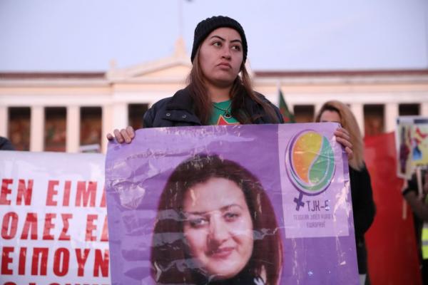 Οι γυναίκες της Ροζάβα διαμαρτύρονται για την έμφυλη βία