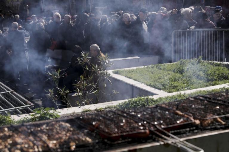 Τσικνοπέμπτη : Πώς τσίκνισε η Αθήνα – Κέφι και χορός