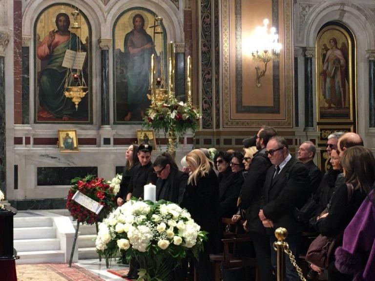 Θλίψη στο τελευταίο «αντίο» στον Κώστα Βουτσά – Συντετριμμένη η Αλίκη Κατσαβού [Εικόνες]