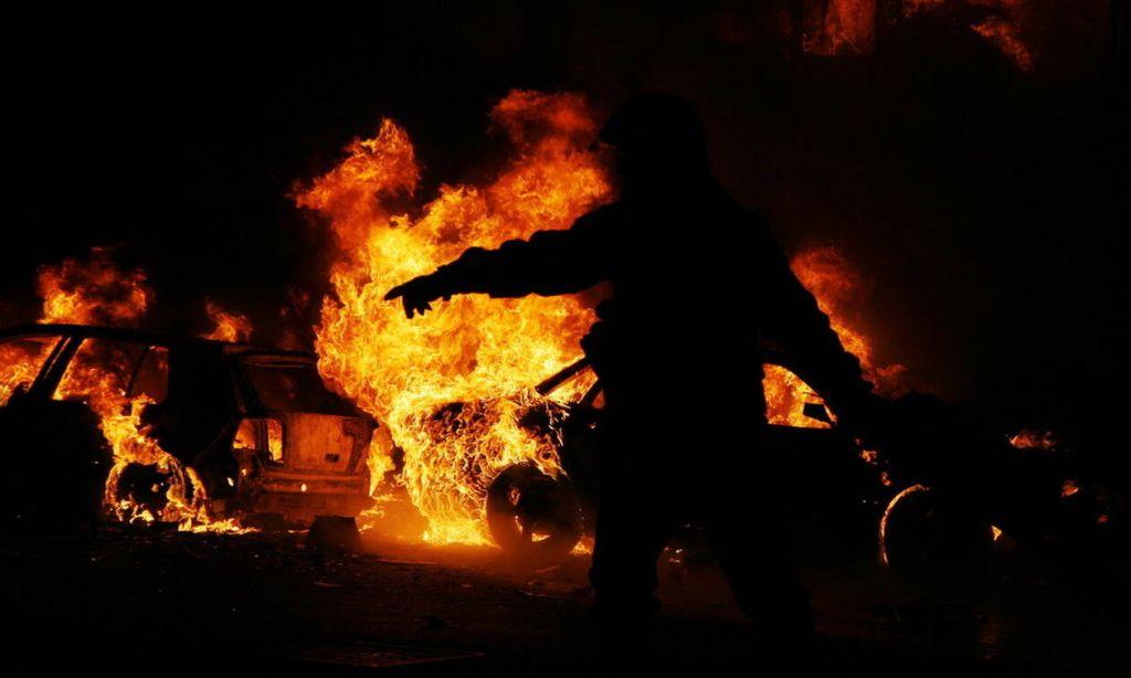 Στις φλόγες τυλίχτηκαν δύο αυτοκίνητα σε Αθήνα και Πειραιά