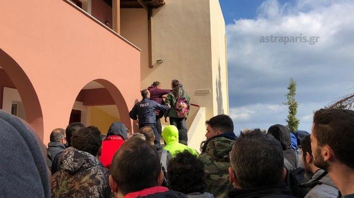 Χίος: «Ντου» από πολίτες σε ξενοδοχείο που έμεναν τα ΜΑΤ – 8 τραυματίες
