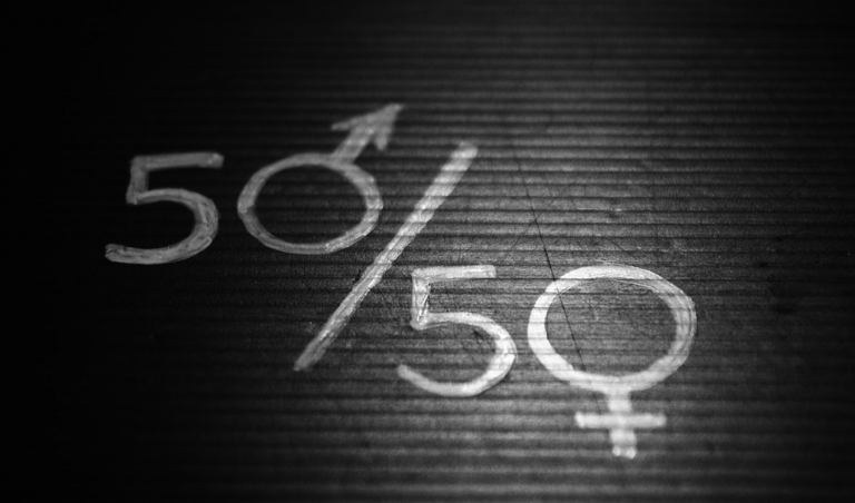 Οι Millennial άντρες υποστηρίζουν την ισότητα αλλά δε βοηθούν στα οικιακά