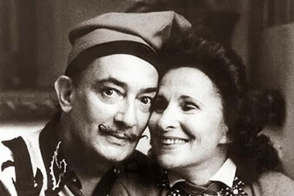 Στο σφυρί Νταλί και Γκαλά με τα «κεφάλια τους γεμάτα σύννεφα»