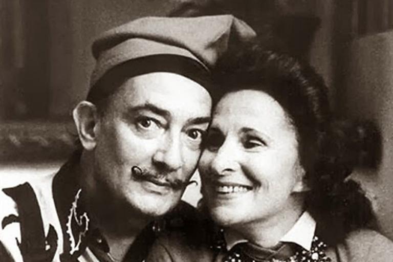 Στο σφυρί Νταλί και Γκαλά με τα «κεφάλια τους γεμάτα σύννεφα»