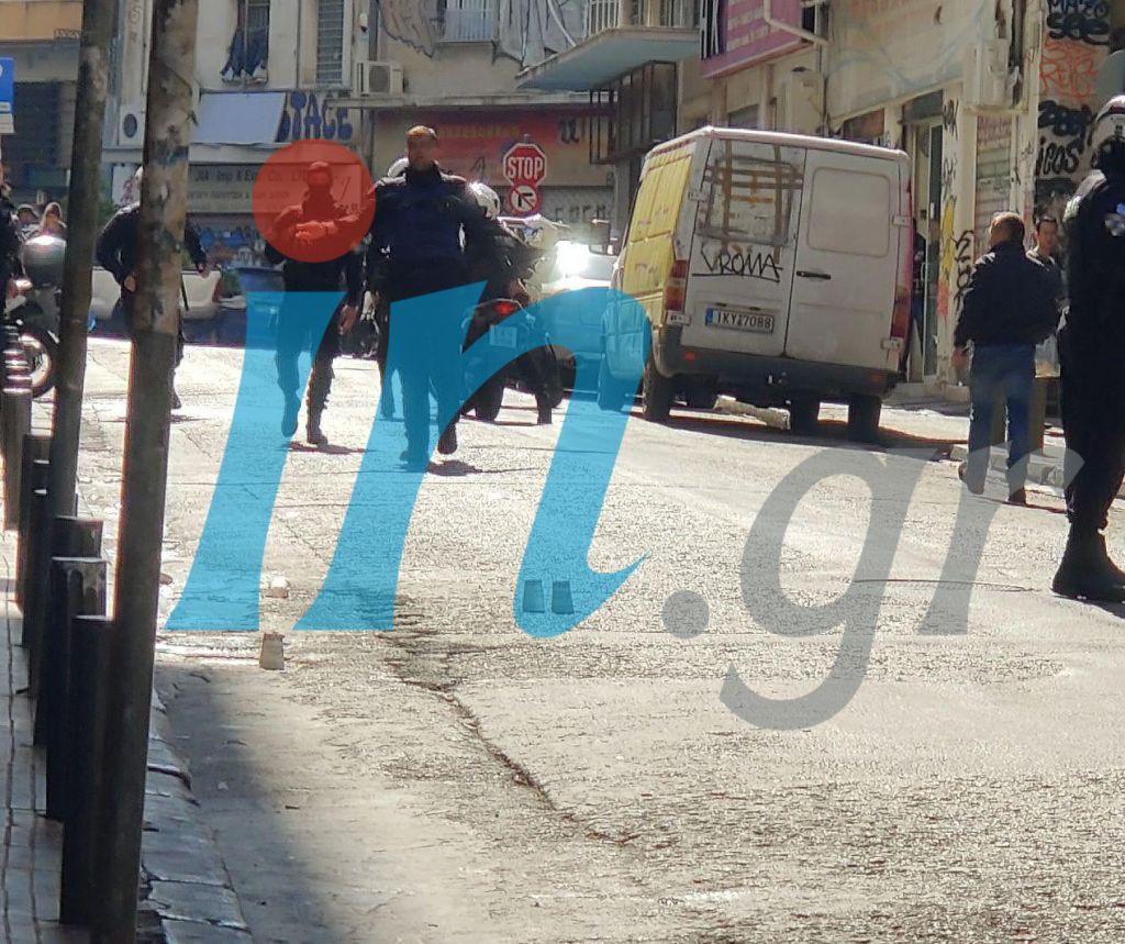 Ενας νεκρός από αιματηρή συμπλοκή στο κέντρο της Αθήνας [Εικόνες]