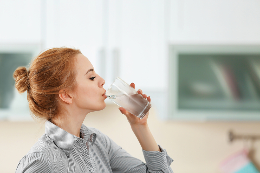 Επτά πράγματα που θα συμβούν στο σώμα σας αν αρχίσετε να πίνετε περισσότερο νερό