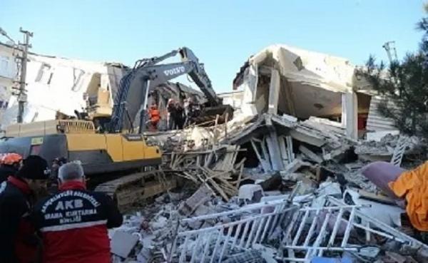 Φονικός σεισμός στα σύνορα Τουρκίας-Ιράν: «Μάχη» κάτω από τα χαλάσματα για επιζώντες