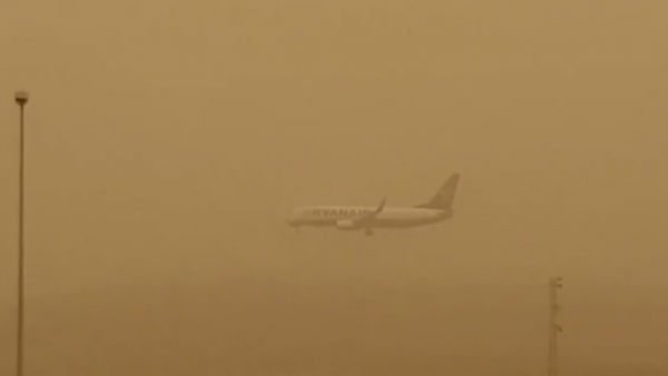 Απίστευτη προσγείωση μέσα σε «πέπλο» σκόνης